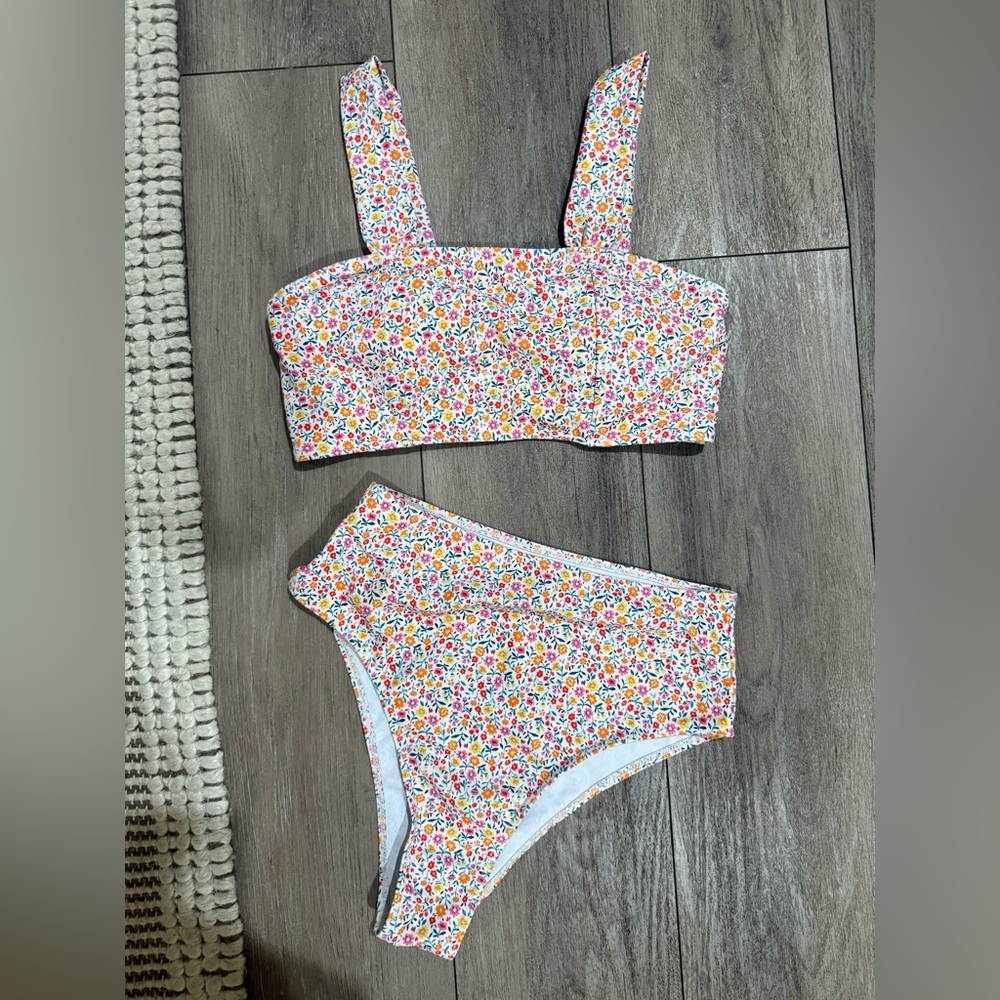Adorable Floral Print High Waisted Two Piece Swimsuit - Size Medium (NEW)